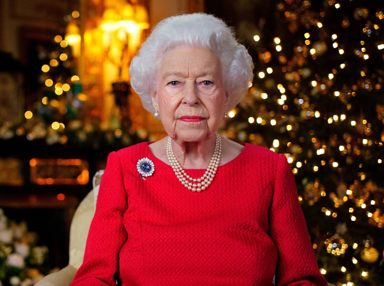 Regina Elisabeta a transmis mesajul anual de Crăciun, într-o rochie roșie, cu mărgele la gât și broșă în piept