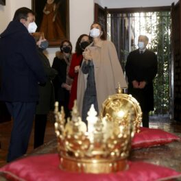 Regina Letizia, în timp ce admiră obiectele de artă dintr-o mănăstire din Madrid