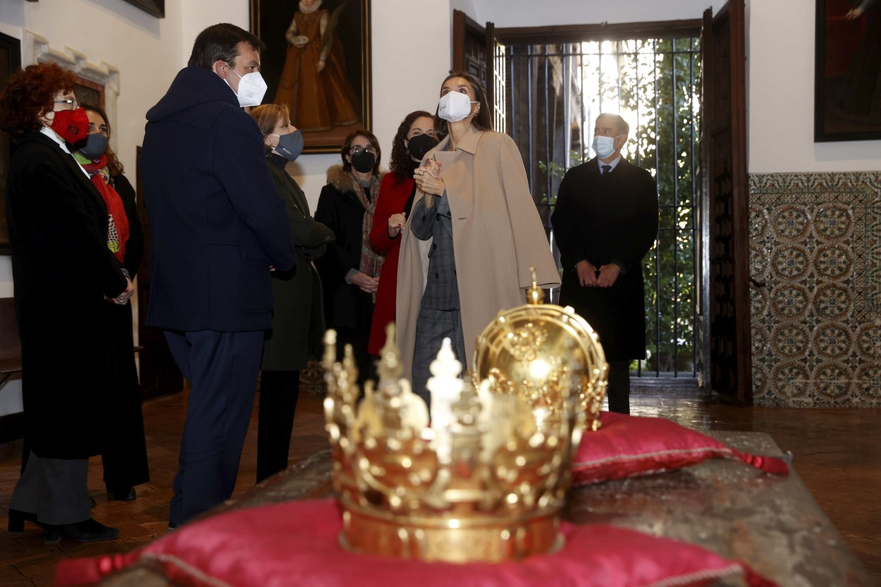 Regina Letizia, în timp ce admiră obiectele de artă dintr-o mănăstire din Madrid