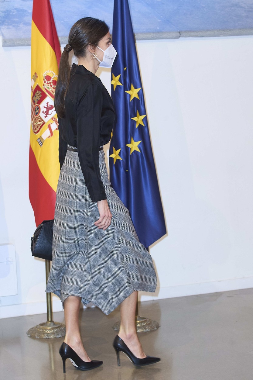Regina Letizia, în haine elegante, închise la culoare, la Institutul Cervantes din San Sebastian
