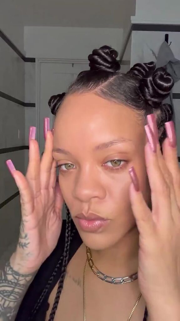 Rihanna fără este una din vedetele care au renunțat la machiaj în anul 2021