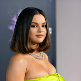 Selena Gomez, într-o rochie galbenă, cu decolteu îndrăzneț, la American Music Awards 2019