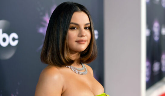 Selena Gomez, într-o rochie galbenă, cu decolteu îndrăzneț, la American Music Awards 2019