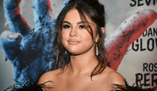 Selena Gomez, într-o rochie cu pene, machiată discret, coafată elegant
