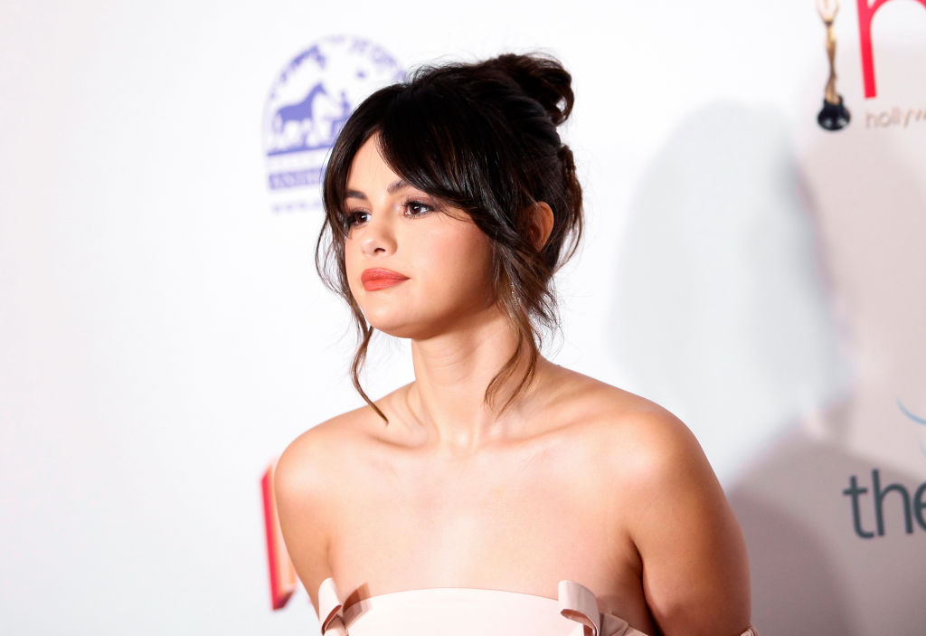 Selena Gomez, îmbrăcată într-o rochie albă, la un eveniment monden