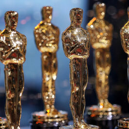 Statuete de la Premiile Oscar 2022, pe fundal albastru