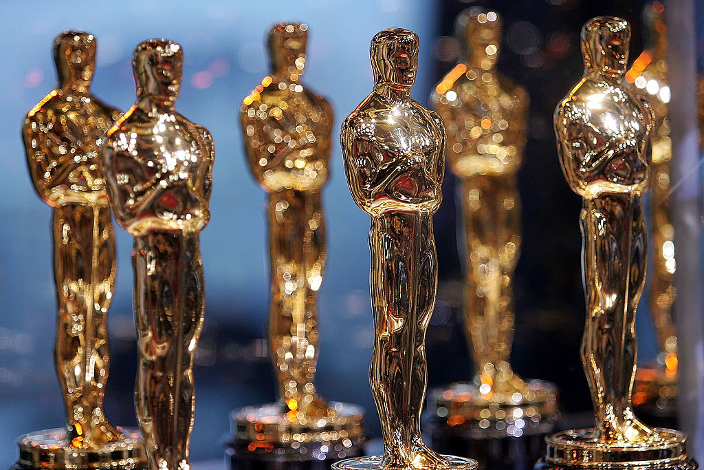 Statuete de la Premiile Oscar 2022, pe fundal albastru