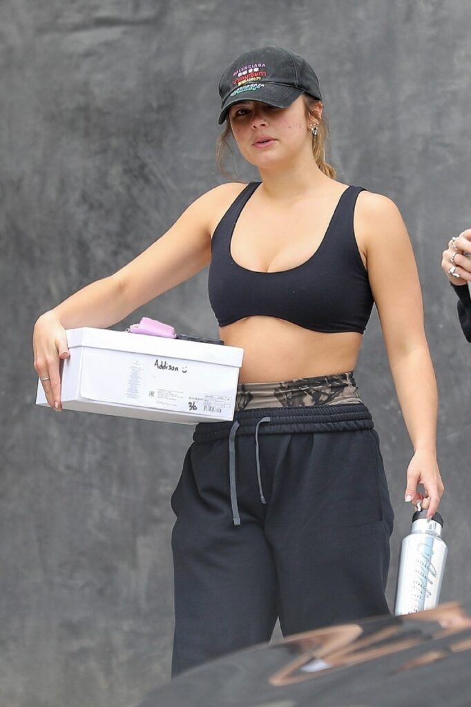 Addison Rae și-a expus abdomenul într-o bustieră neagră și o pereche de pantaloni de trening la o sală de forță de la Hollywood