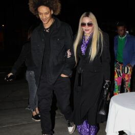 Ahlamalik Williams într-o ținută casual, la braț cu Madonna, în drum către o cină romantică