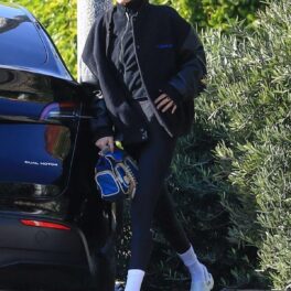 Bella Hadid într-o geacă de piele neagră și o pereche de colanți după ce a ieșit e la sală cu Kendall Jenner