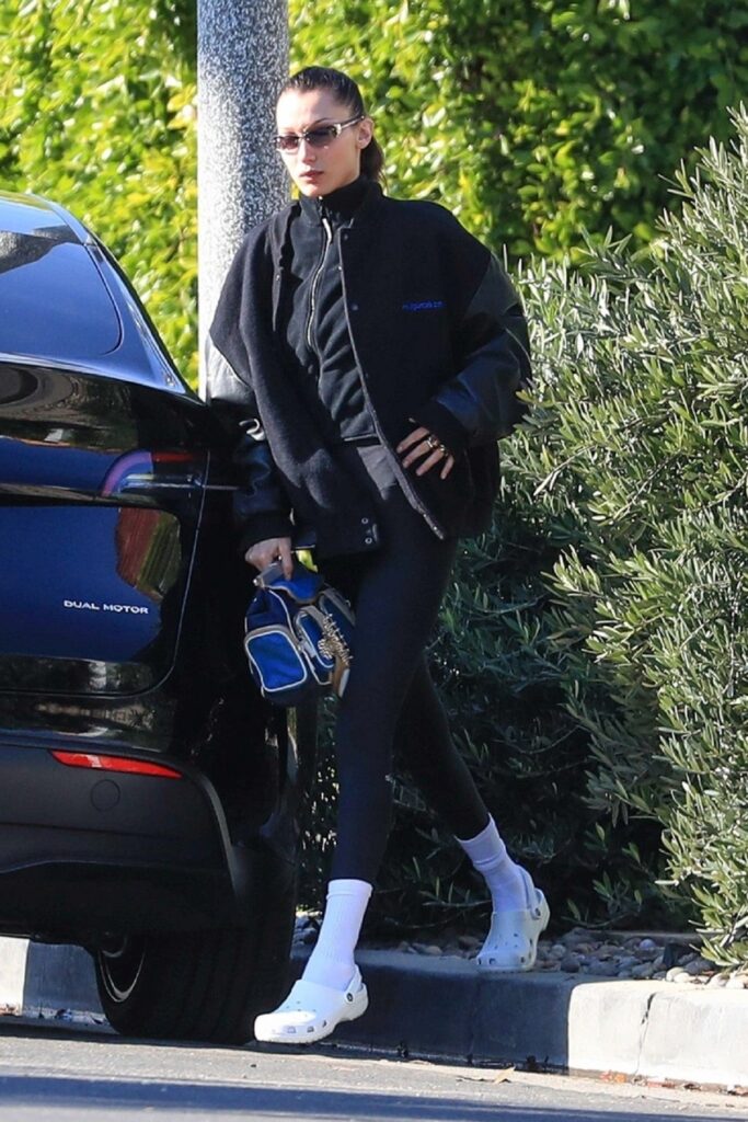 Bella Hadid într-o geacă de piele neagră și o pereche de colanți după ce a ieșit e la sală cu Kendall Jenner