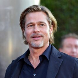 Bradd Pitt cu părul dat pe spate la premiera filmului Ad Astra