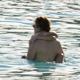 Leonoardo DiCaprio în timp ce o ține pe Camila Morrone în brațe în apă