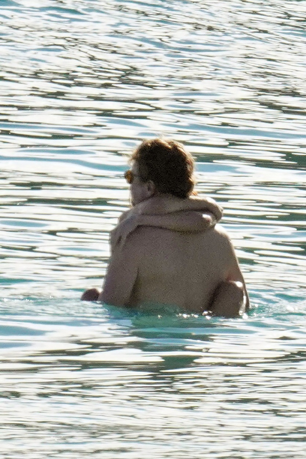 Leonoardo DiCaprio în timp ce o ține pe Camila Morrone în brațe în apă