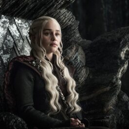Emilia Clarke într-o scenă din serialul Game of Thrones