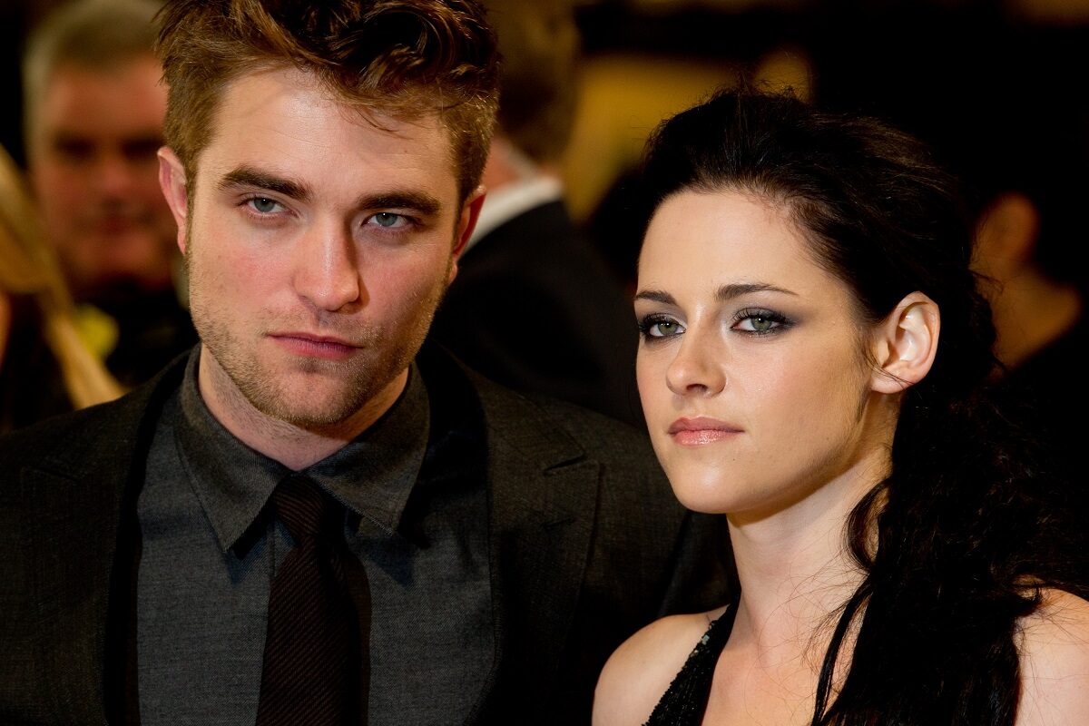 Kristen Stewart alături de Robert Pattinson pe covorul roșu la premiera filmului Twilight din anul 2008