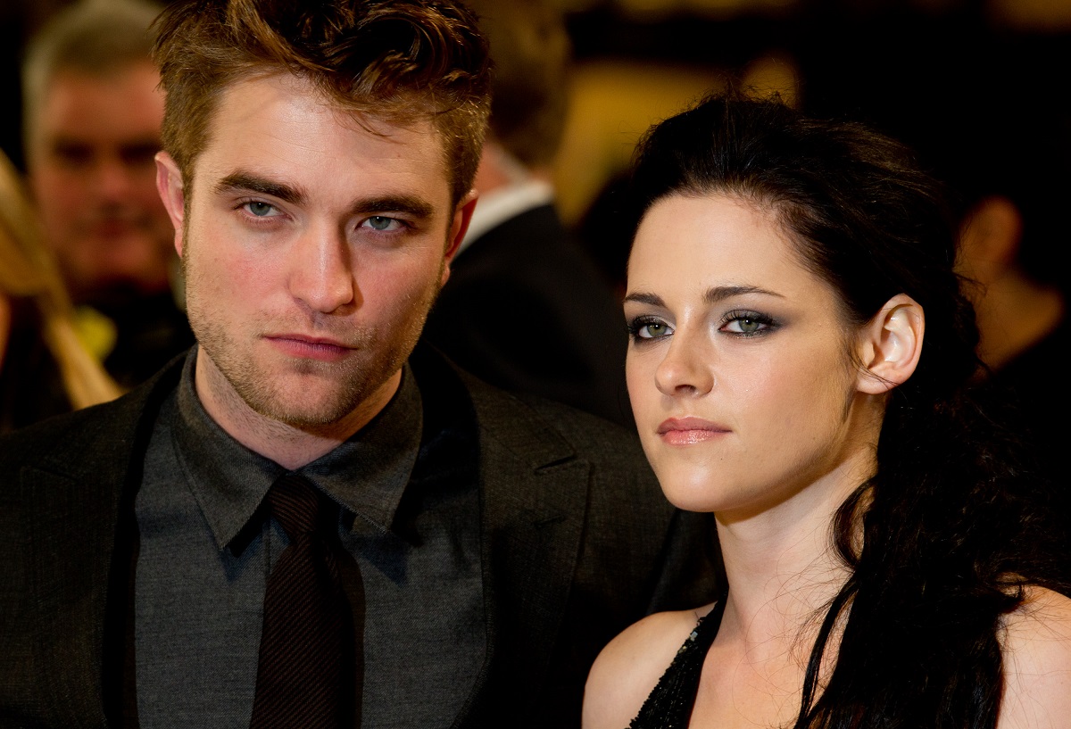 Kristen Stewart alături de Robert Pattinson pe covorul roșu la premiera filmului Twilight din anul 2008