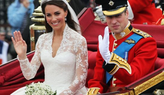 Kate Middleton și Prințul William în timp ce fac cu mâna publicului dintr-o trăsură la nunta lor