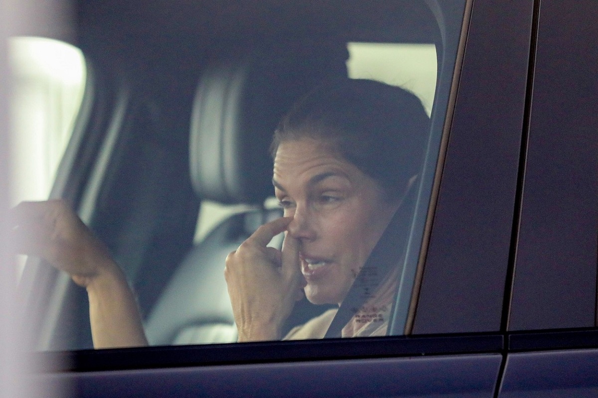 Cindy Crawford într-o mașină în timp ce se scarpină în nas