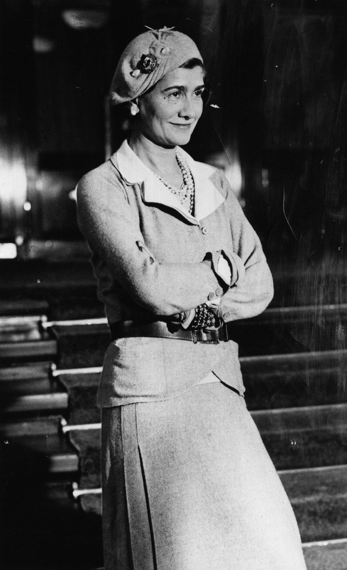 Coco Chanel într-un costum creat de ea în anul 1950
