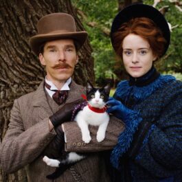 Benedict Cumberbatch și Claire Foy în timp ce țin în brațe o pisică