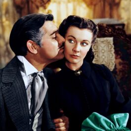 Clark Gable și Vivien Leigh într-o scenă din filmul de dragoste Pe Aripile Vântului