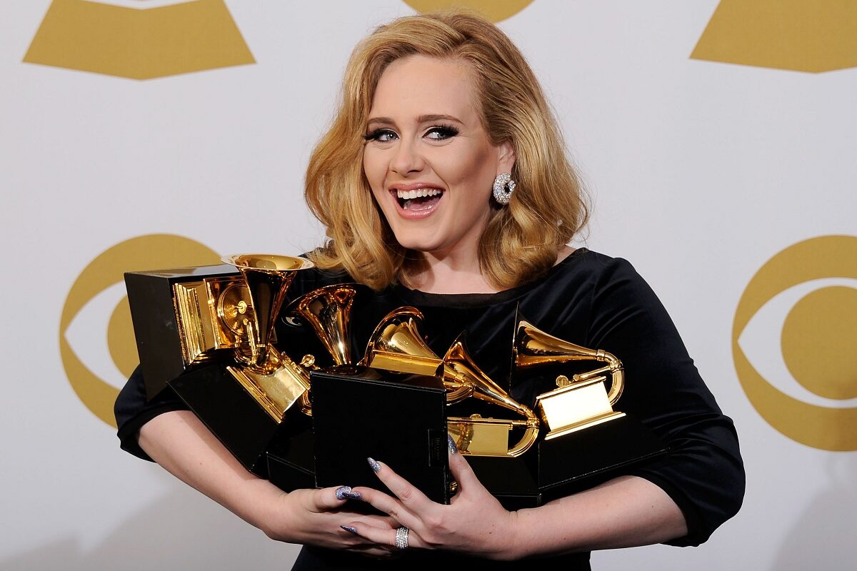 Adele în timp ce ține în brațe mai multe premii grammy la Gala Premiilor GRammy din anul 2012