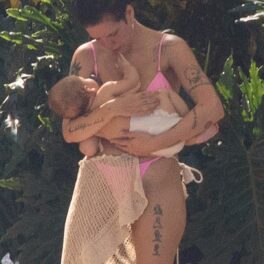 Halsey într-un costum de baie roz, ținându-și bebelușul în brațe, a alăptat în public