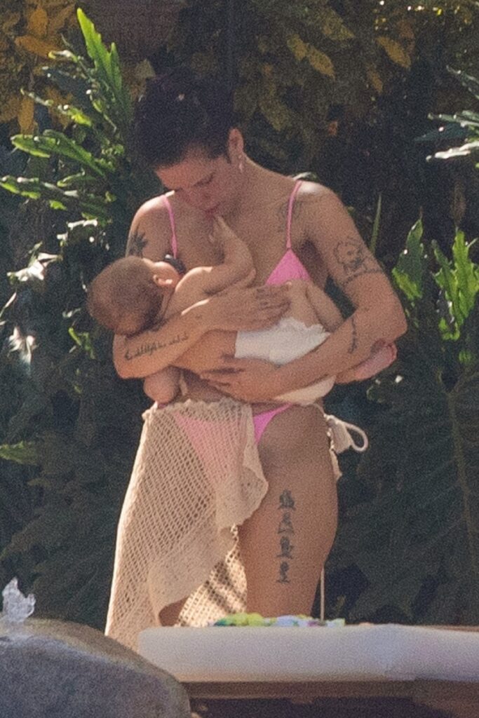 Halsey într-un costum de baie roz, ținându-și bebelușul în brațe, a alăptat în public