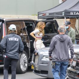 Jennifer Lopez în timp ce coboară dintr-o mașină și merge la un studio de înregistrare