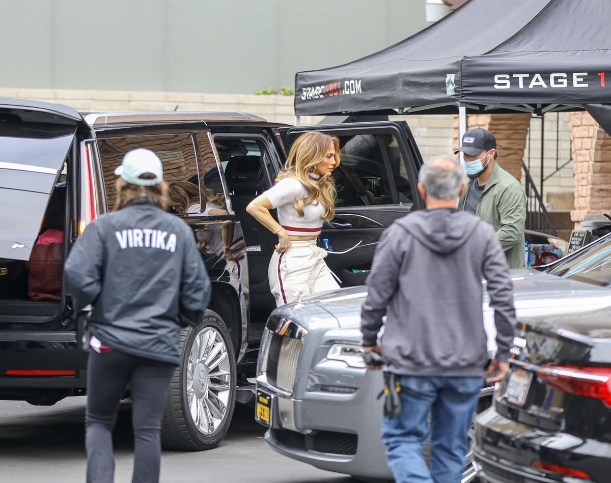 Jennifer Lopez în timp ce coboară dintr-o mașină și merge la un studio de înregistrare