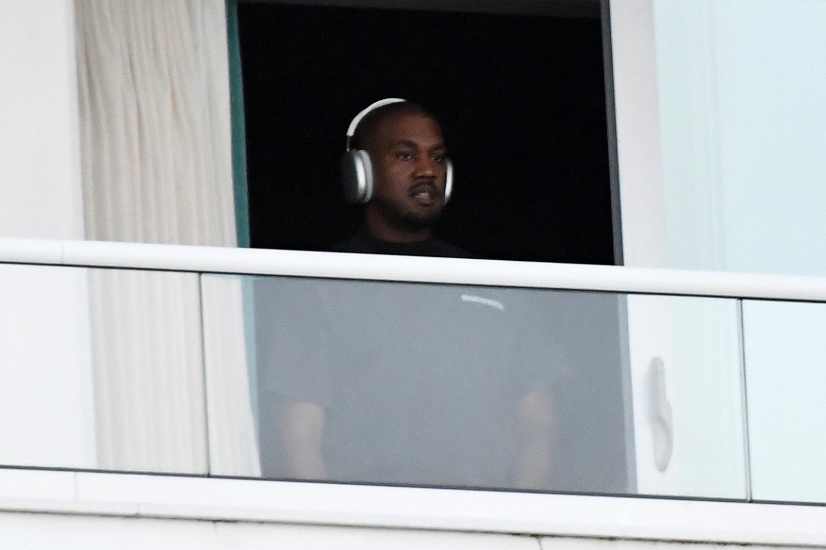Kanye West la balconul unui iaht de lux după ce a petrecut alături de Julia Fox