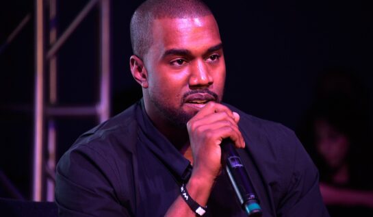 Kanye West cu un microfon în mână în timpul unui concert din Miami