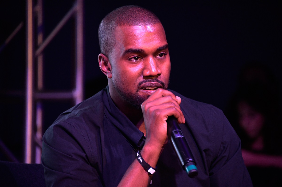 Kanye West cu un microfon în mână în timpul unui concert din Miami