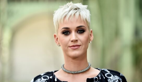 Katy Perry a fost surprinsă la cumpărături în Los Angeles. Ținuta în care s-a camuflat din cap până în picioare