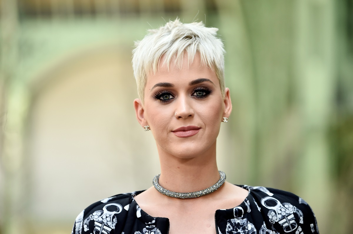 Katy Perry cu părul scurt și alb pe covorul roșu în anul 2019