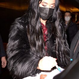 Katy Perry cu mască de protecție neagră în timp ce oferă fanilor săi autografe într-un mall