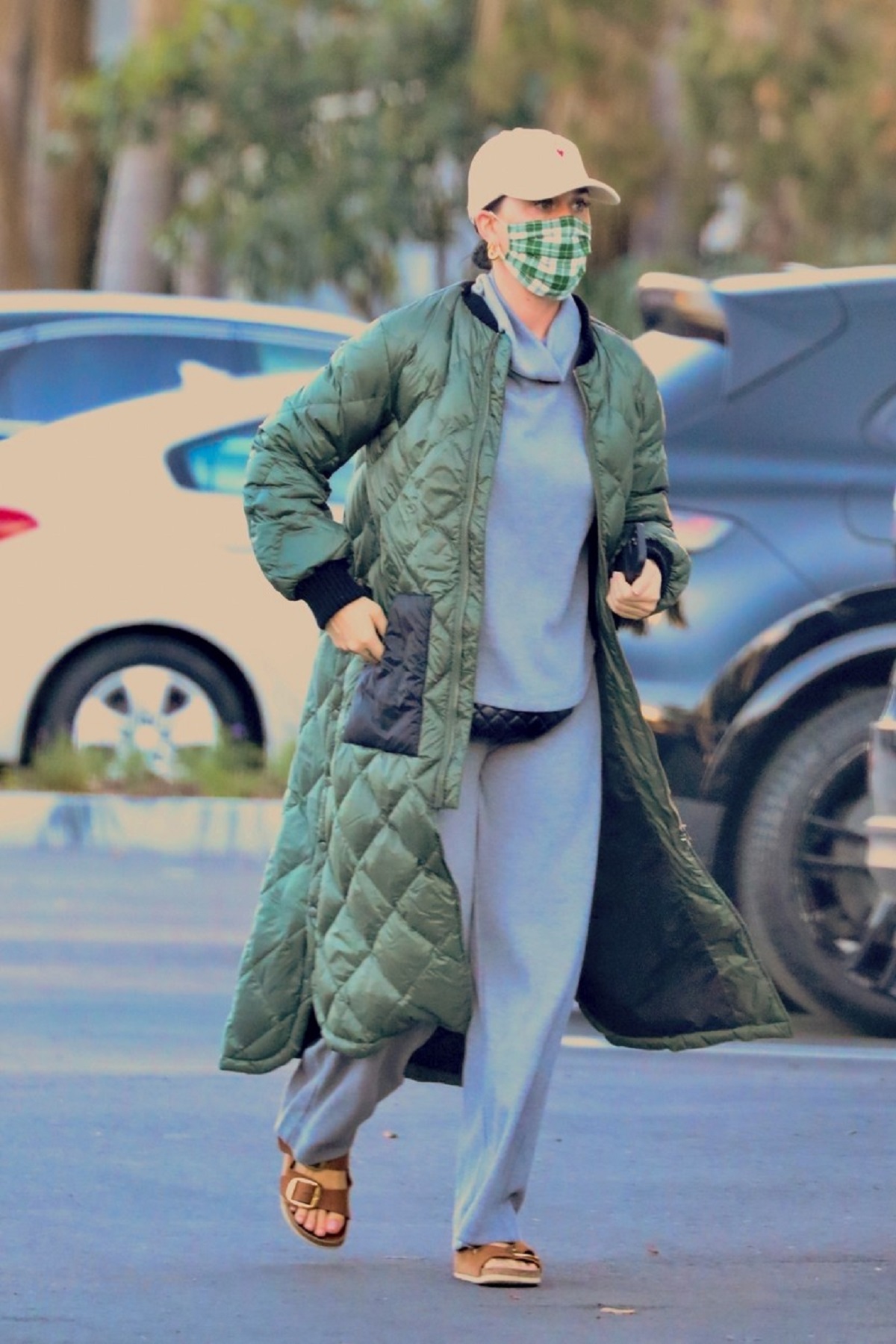 Katy Perry într-un trening gri și o geacă verde în timp ce merge la cumpărături în Los Angeles