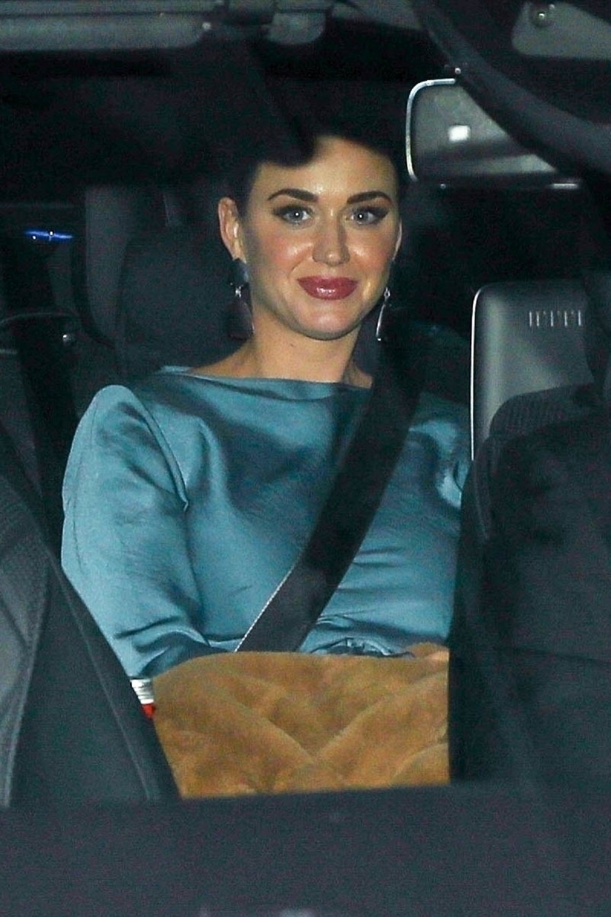 Katy Perry într-o rochie albastră în timp ce stă într-o mașină
