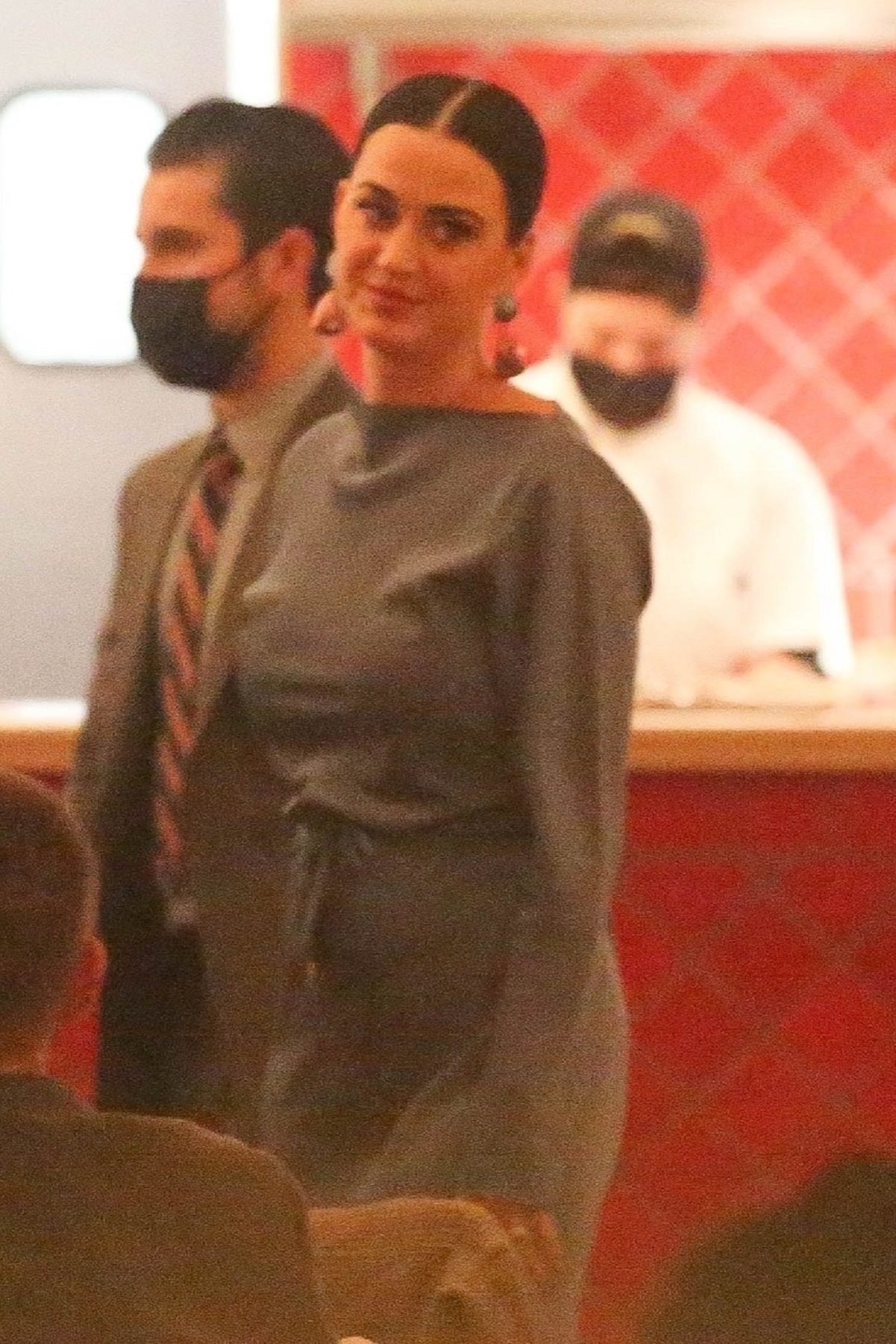 Katy Perry într-o rochie albastră, într-un restaurant de lux