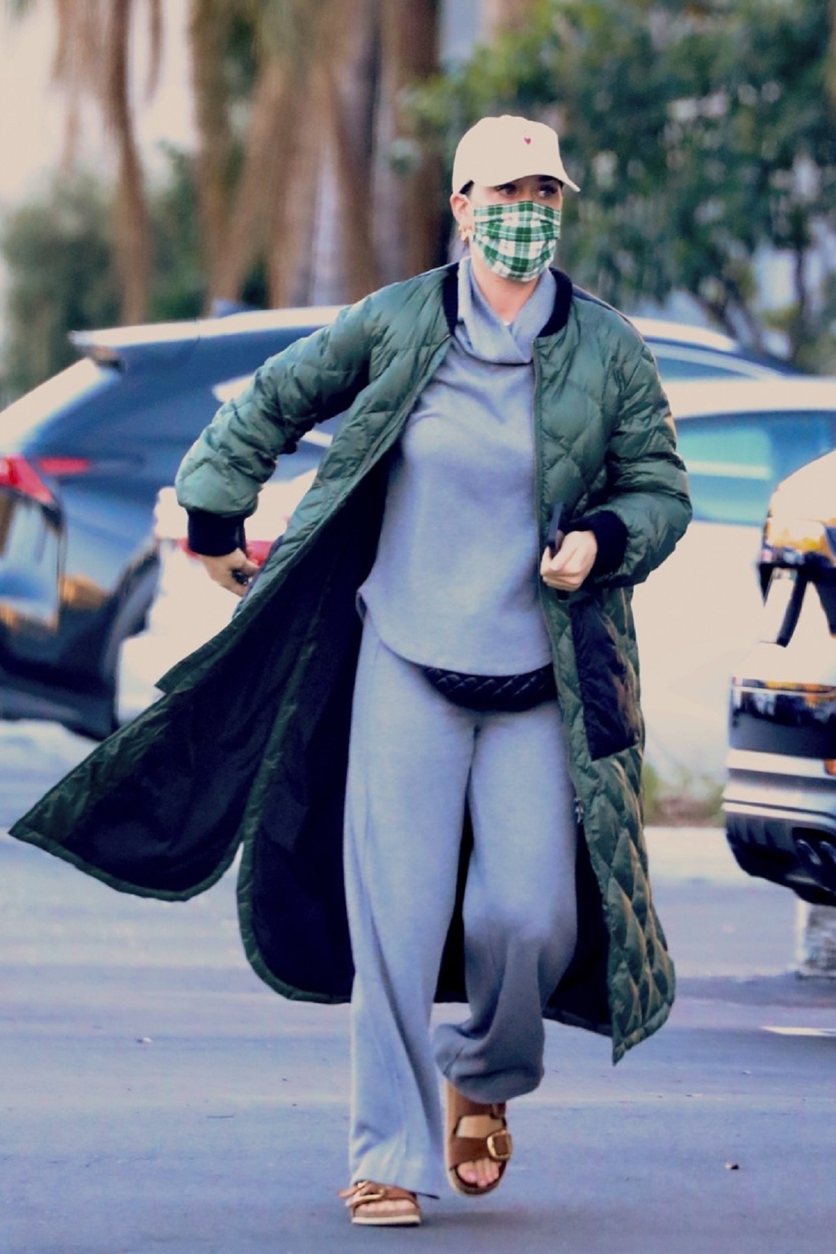 Katy Perry într-un trening gri și o geacă verde în timp ce merge la cumpărături în Los Angeles