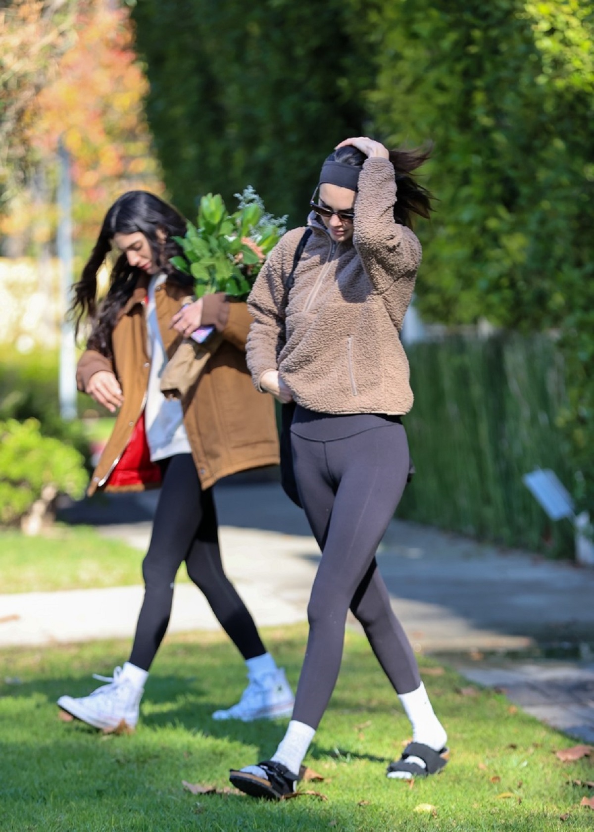 Kendall Jenner într-o haină maro și o pereche de colanți negri după ce a ieșit de la sală