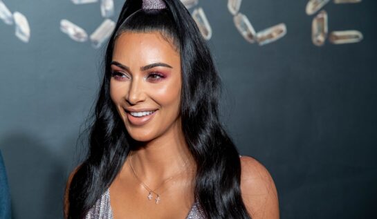Kim Kardashian pe covorul roșu la un eveniment Versace din 2019