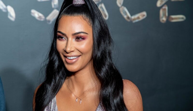 Kim Kardashian a luat parte la o ședință foto pe o plajă din Caraibe. Cum a fost pozată vedeta în costum de baie