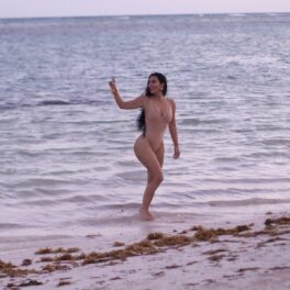 Kim Kardashian într-un costum de baie nude în apă