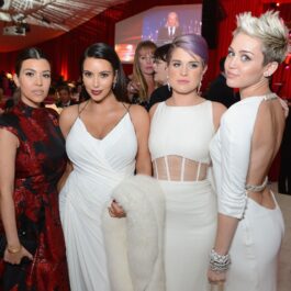 Kourtney Kardashian, alături de Kim Kardashian, Kelyy Osbourne și Miley Cyrus la un eveniment public din anul 2013