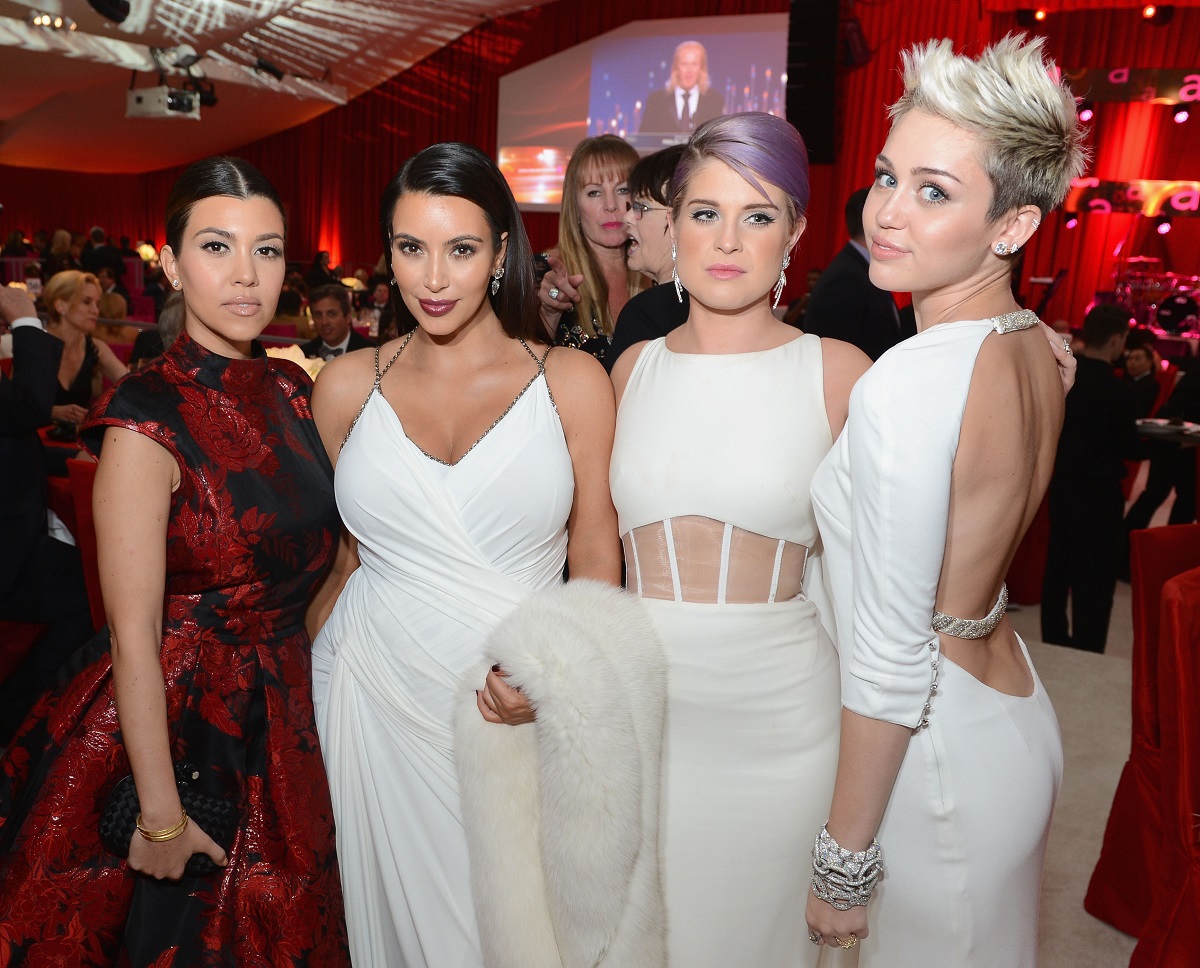 Kourtney Kardashian, alături de Kim Kardashian, Kelyy Osbourne și Miley Cyrus la un eveniment public din anul 2013