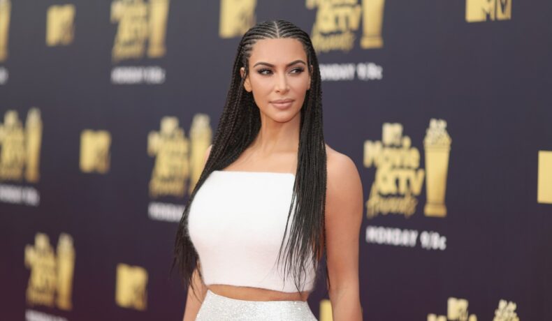 Kim Kardashian într-un costum din două piese, alb, în Santa Monica în anul 2018