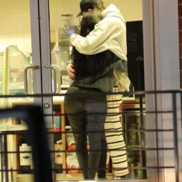 Kim Kardashian și Pete Davidson în timp ce se țin în brațe într-un magazin din Los Angeles
