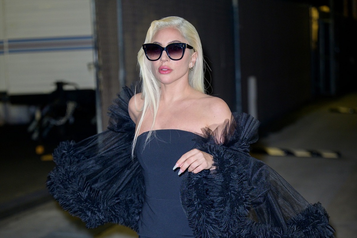 Lady Gaga într-o rochie mulată neagră în timp ce placă de la Jimmie Kimmel Live